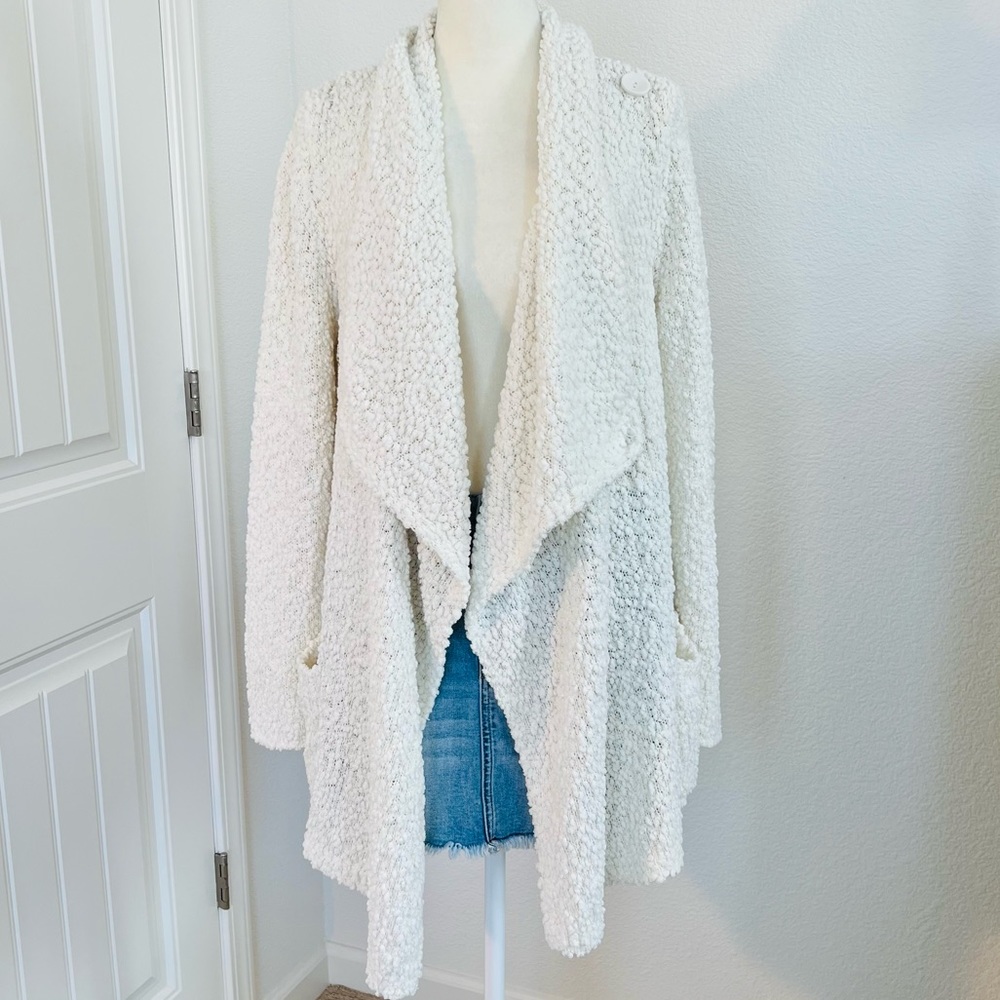 Like new! Bobeau Popcorn Wraparound Ivory Tunic Sweater with Pockets